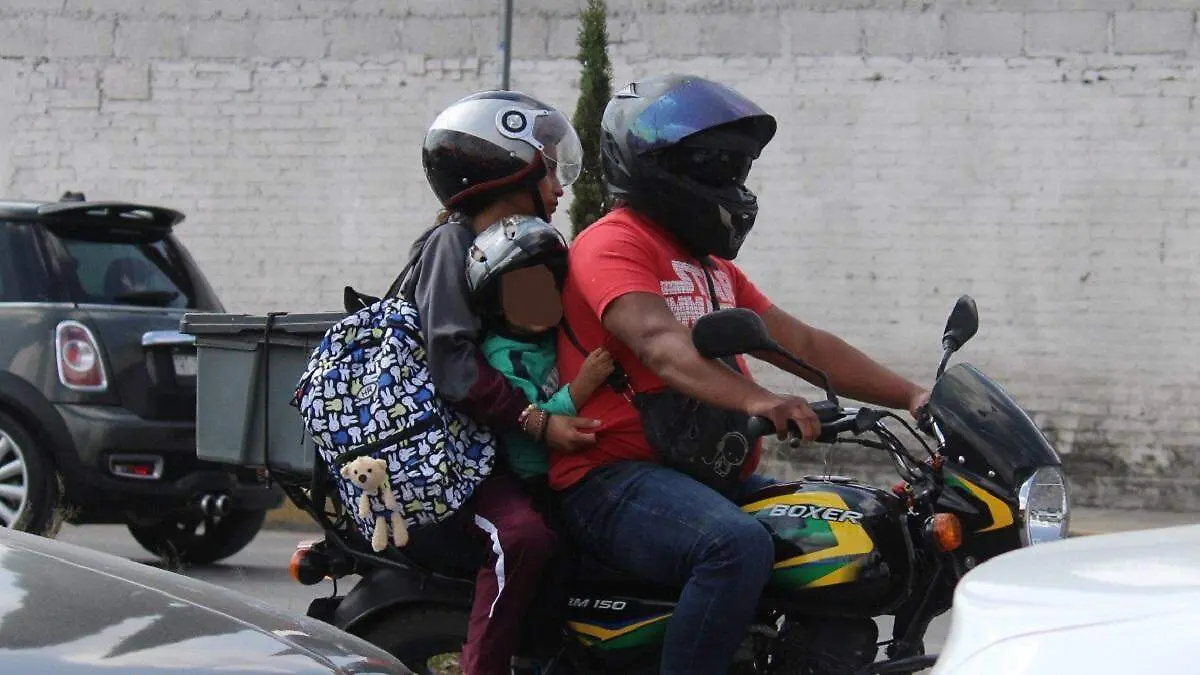 Que menores ya no viajen ni como pasajeros en moto, propone diputada en Puebla